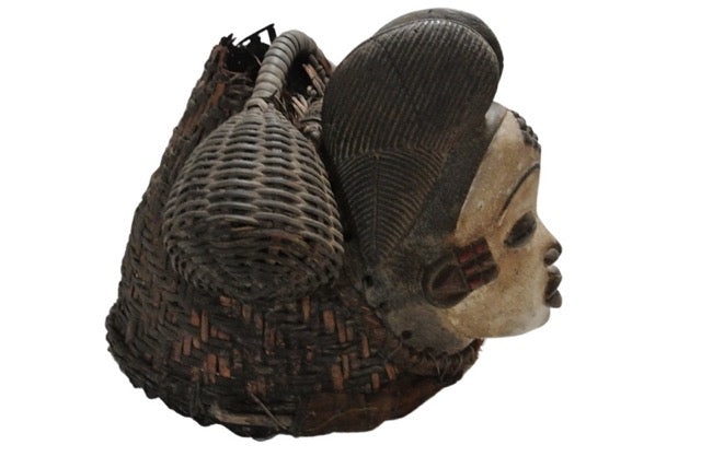 Authentiek Punu masker in hout en vlechtwerk met zichtbare gebruikssporen en ouderdom