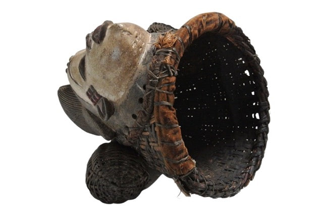 Ritueel masker van de Punu uit Centraal-Afrika, gebruikt binnen ceremonieel en spiritueel kader