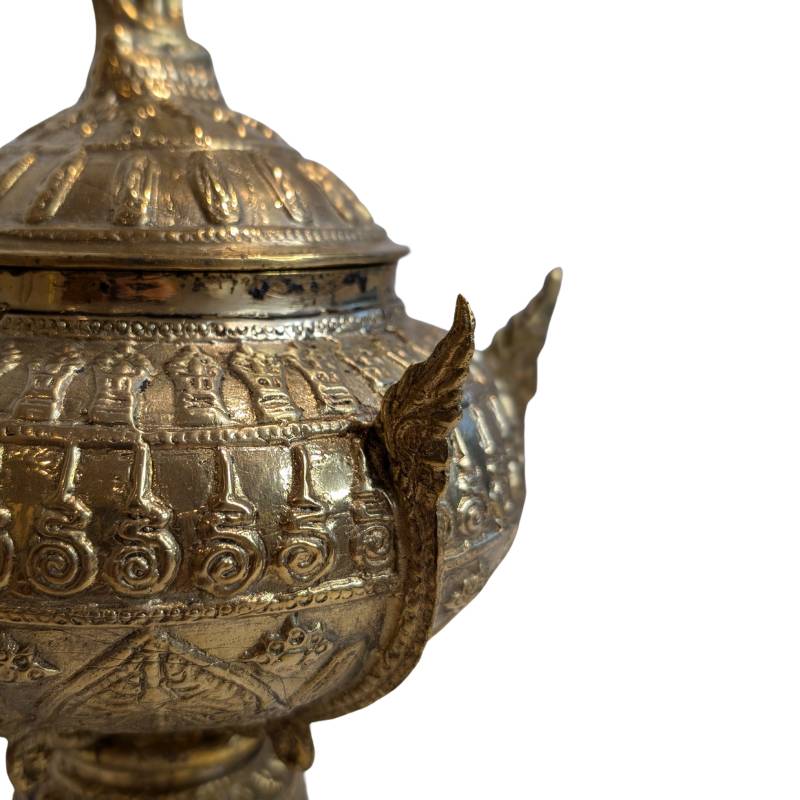 Bronzen boeddhistische offerkom met gedetailleerd reliëf en ceremoniële vormgeving.
