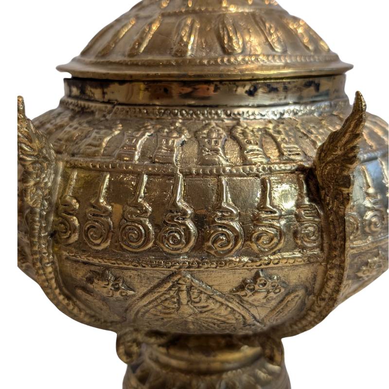 Traditionele boeddhistische ritual bowl van brons met symbolische decoratie