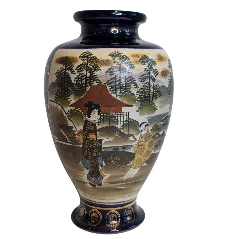 Satsuma vaas Japan met craquelé glazuur en geisha figuren