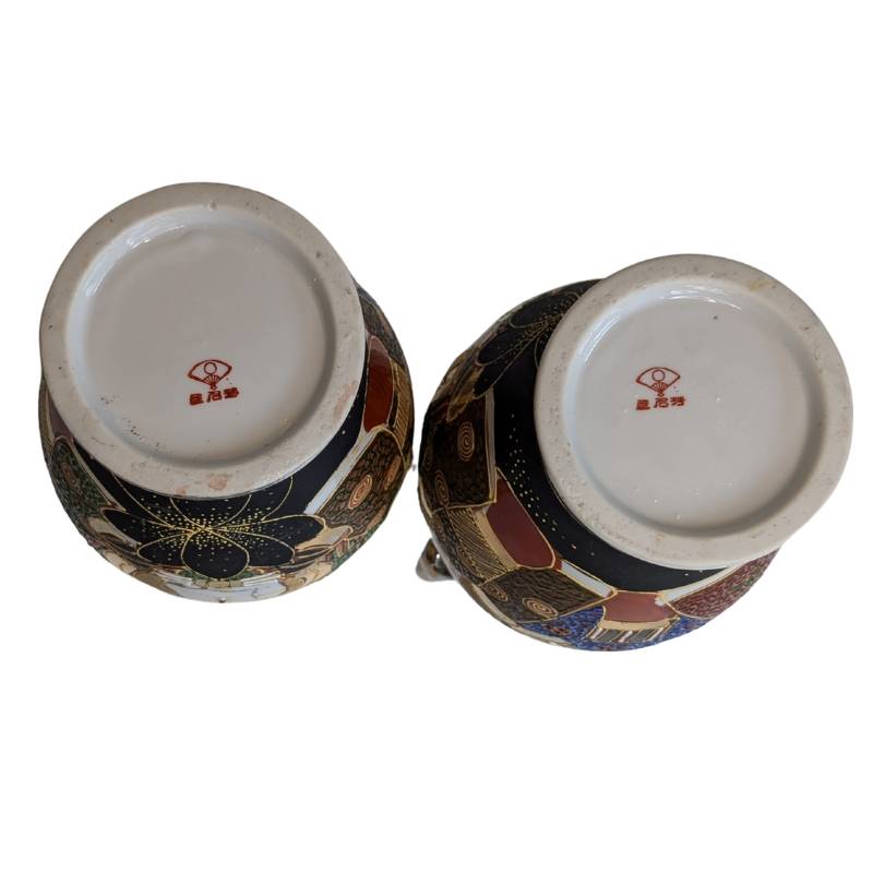 Detail van handgeschilderde figuren op Japanse Satsuma-vaas met moriage accenten