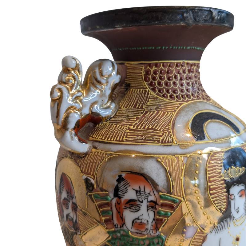 Satsuma-stijl vaas met omlopende verhalende scènes, handgeschilderd Japans keramiek