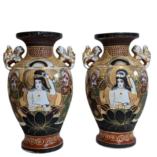 Set van twee Japanse Satsuma-stijl vazen met moriage reliëf en handgeschilderde figuren, ca. 1900