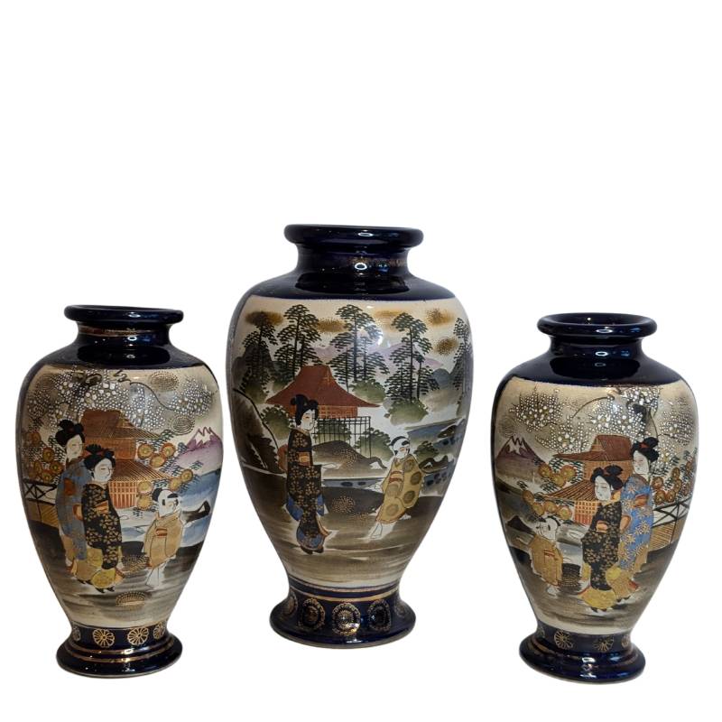 Set van drie Japanse Satsuma vazen Meiji periode met geisha voorstellingen