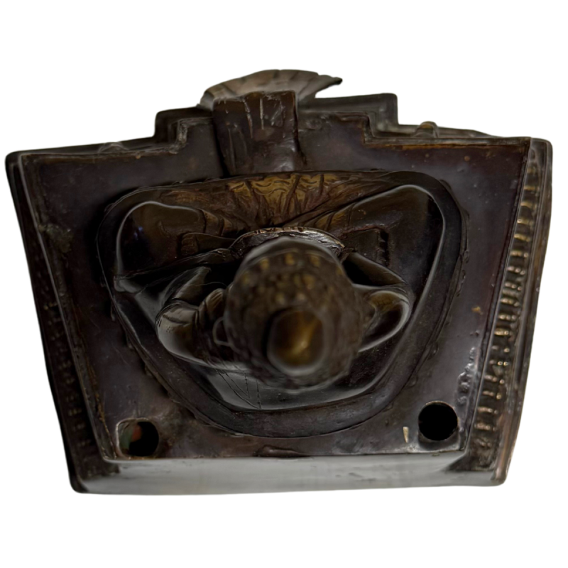 Antieke vuurvergulde Shakyamuni boeddha uit de Himalaya op lotusbasis