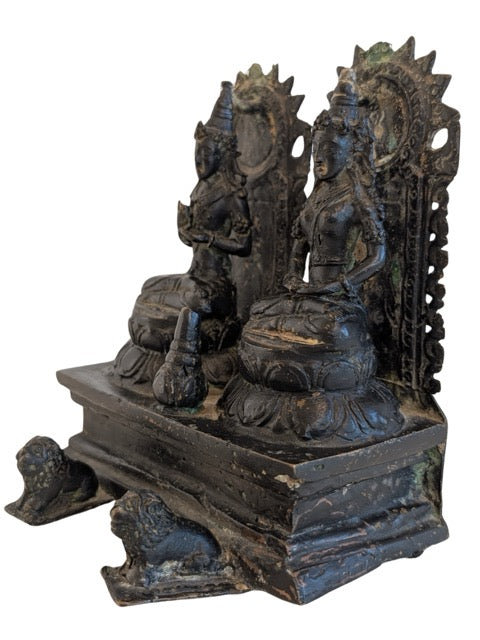 Historisch huisaltaar uit Nepal met Shiva en Parvati en sterke spirituele uitstraling