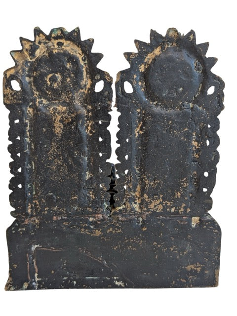 Authentiek oud huisaltaar met Shiva en Parvati, gemaakt voor dagelijks religieus gebruik