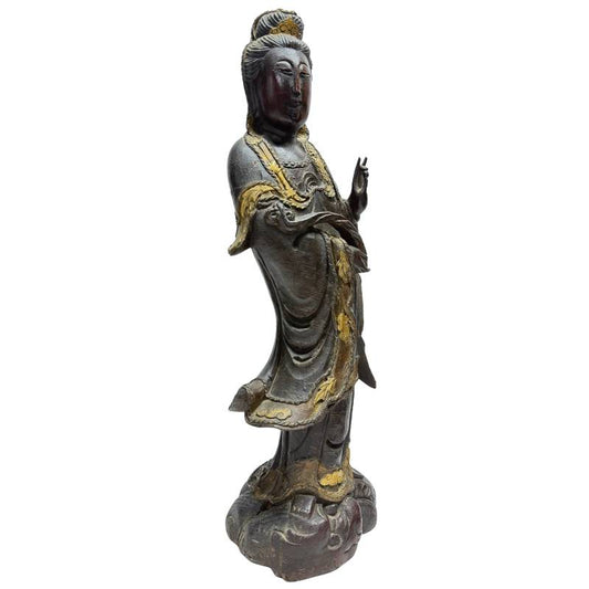 Guanyin Avalokiteshvara houten beeld voorzijde, staand boeddhistisch beeld met bladgoudresten