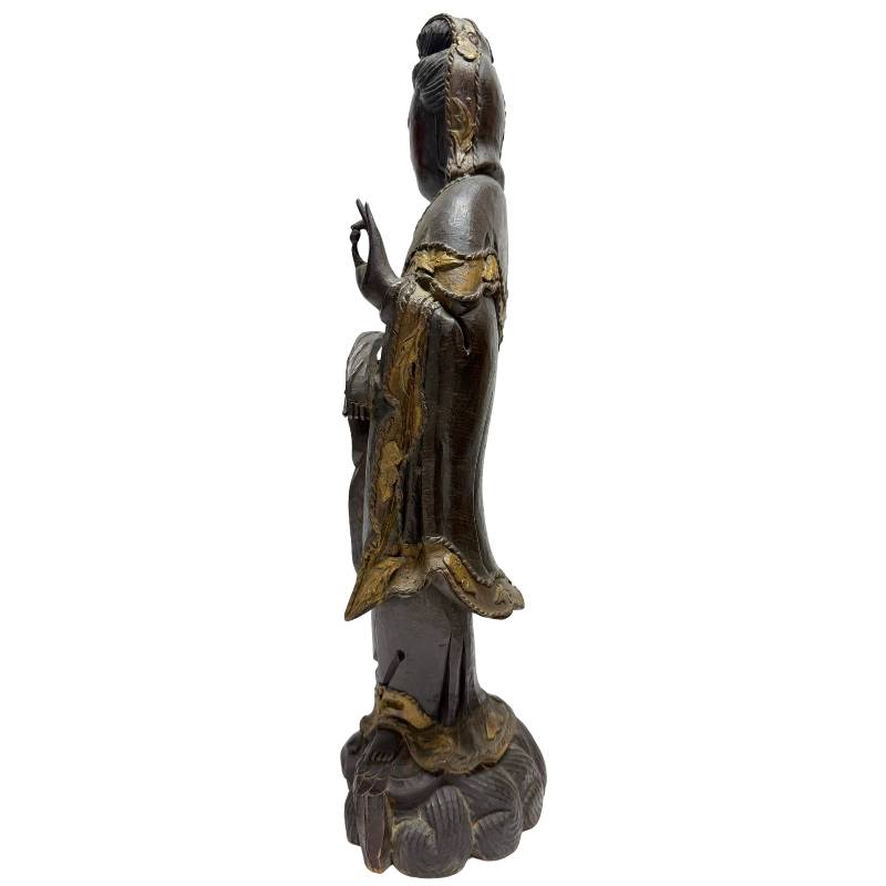 Staand Guanyin Avalokiteshvara houten beeld met natuurlijke patina en slijtage, Chinees boeddhistisch erfgoed