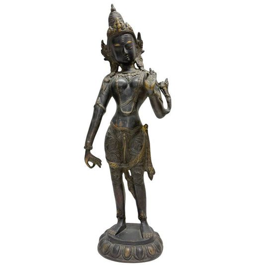 Staande Tara in brons, boeddhistisch beeld uit de Himalaya, 18e–19e eeuw, met natuurlijke patina en gebruikssporen