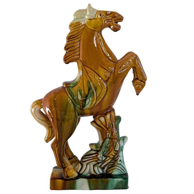 Steigerend paard van geglazuurd porselein met krachtige houding en glanzend glazuur