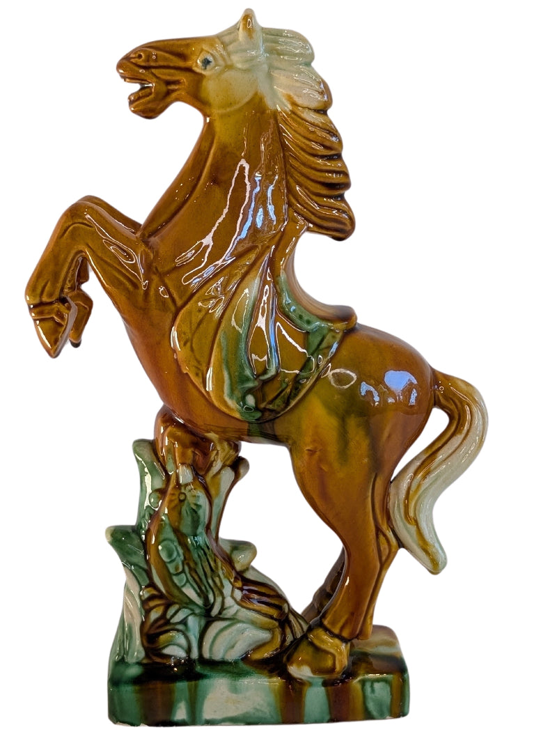 Detail van geglazuurd porseleinen steigerend paard