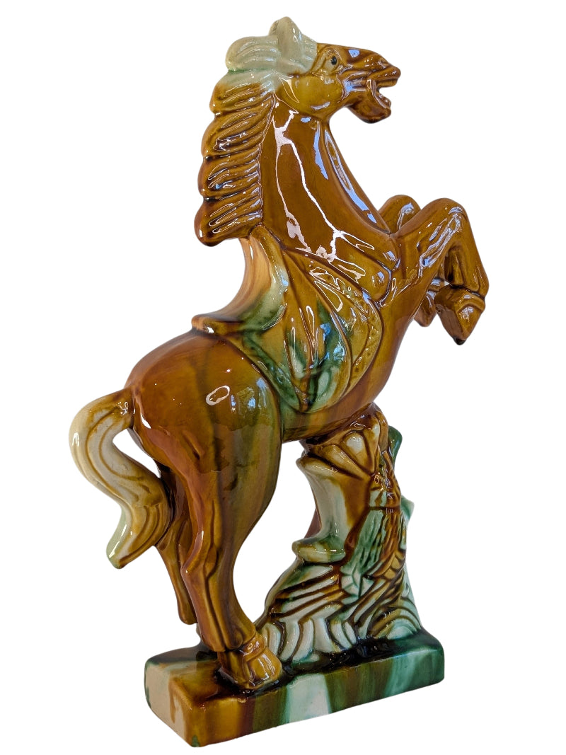 Steigerend paard in porselein met rijke glazuurafwerking