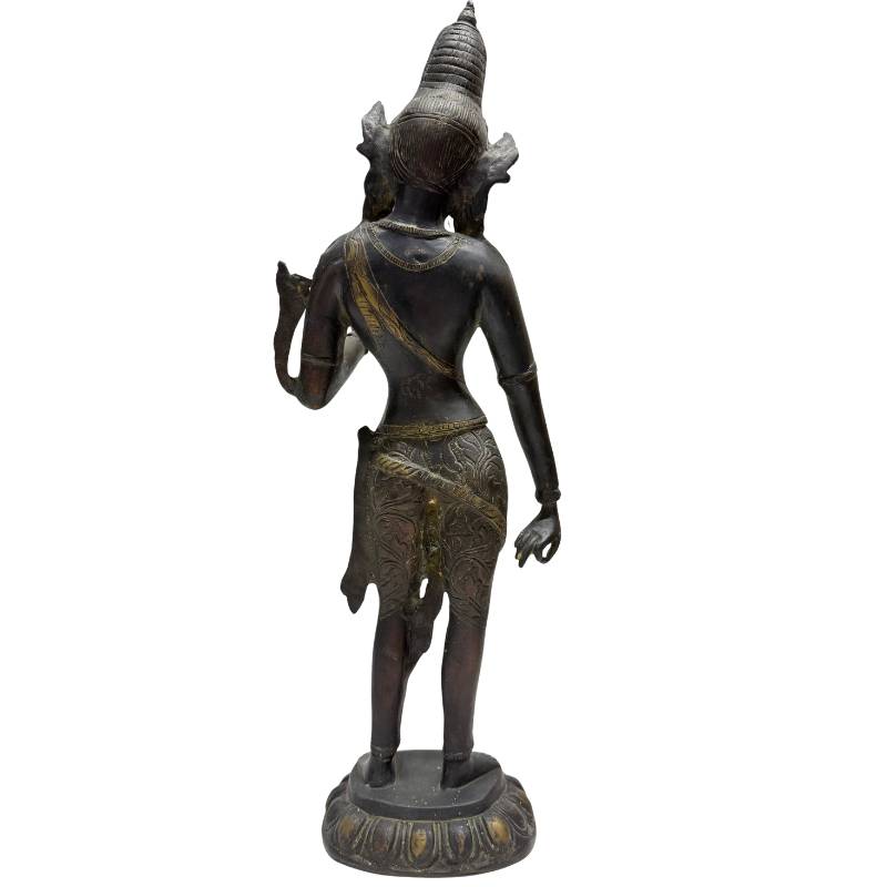 Voorzijde van een staand Tara-beeld in brons met zichtbare patina en gebruikssporen