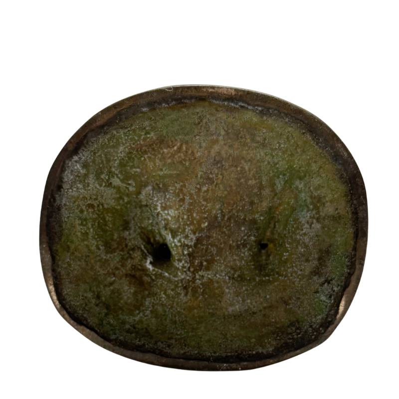 Oud bronzen Tara beeld met natuurlijke patina en koperoxidatie door langdurige veroudering