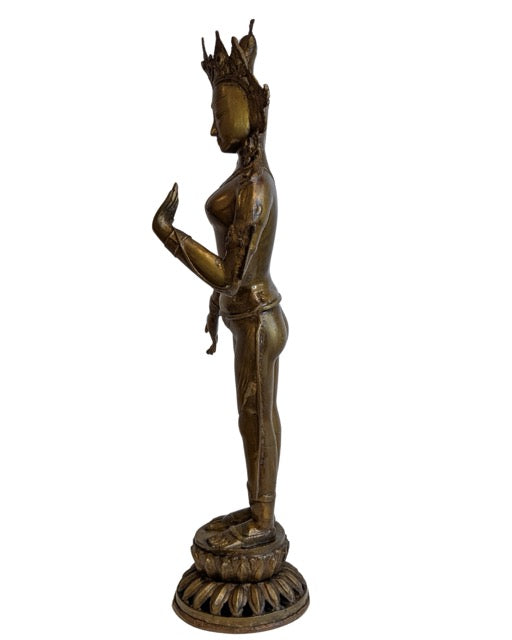 Nepalese Tara vervaardigd als tempelsculptuur met overtuigende aanwezigheid