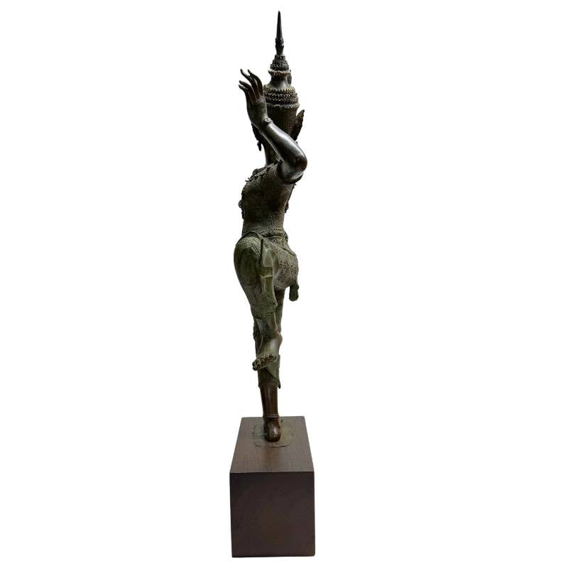 Thais bronzen hofsculptuur met elegante beweging en traditionele decoratie