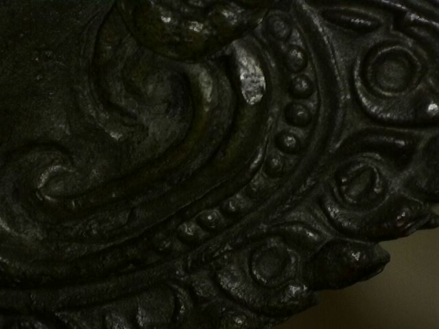 Microscoopdetail van ornamentwerk op Thais bronzen sculptuur