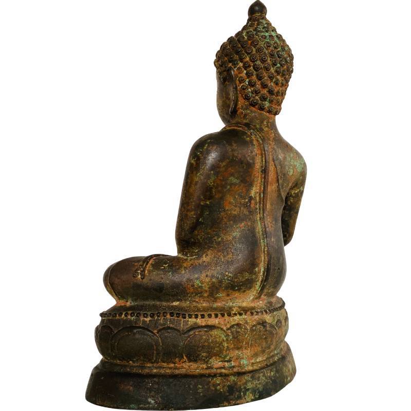 Thailand tempel Boeddha in brons met bhumisparsha mudra