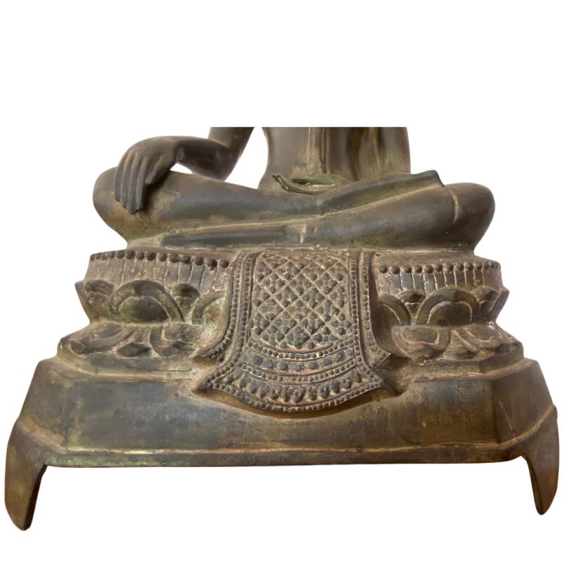 Thais Boeddhabeeld zittend op lotusvormige basis