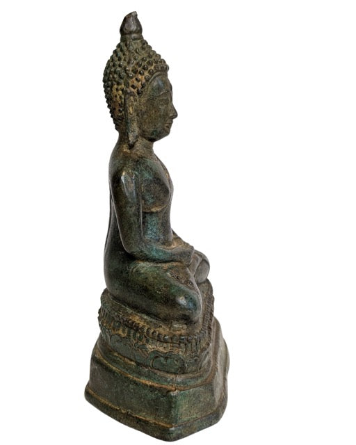 Thais bronzen Boeddhabeeld op lotusbasis in meditatiehouding
