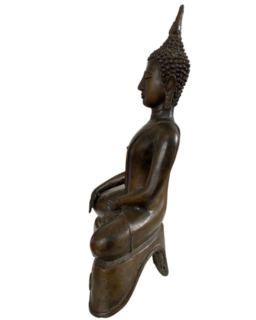 Thaise bronzen Boeddha met ushnisha vlam en patina in Bhumisparsha houding