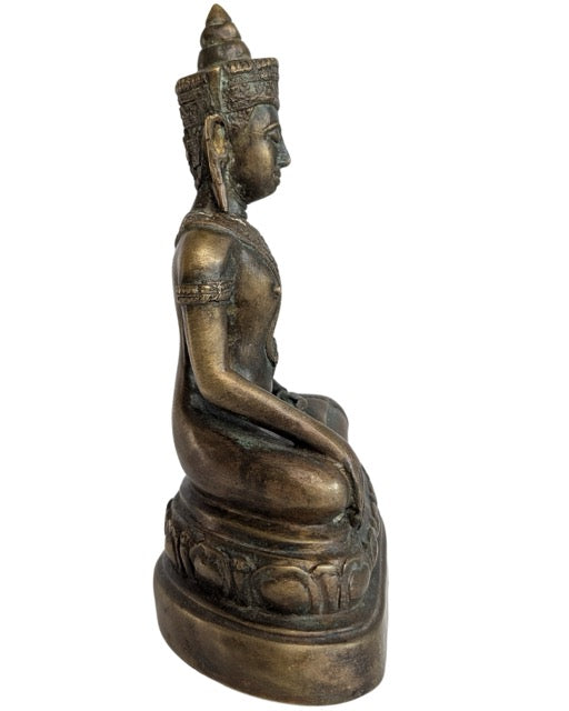 Thaise Boeddha in klassieke Ayutthaya stijl zittende houding