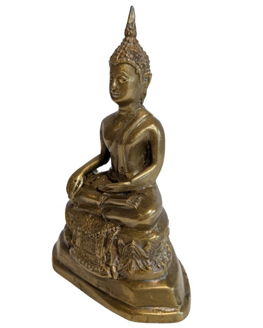 Traditioneel Thais Boeddhabeeld in vuurverguld brons met serene houding