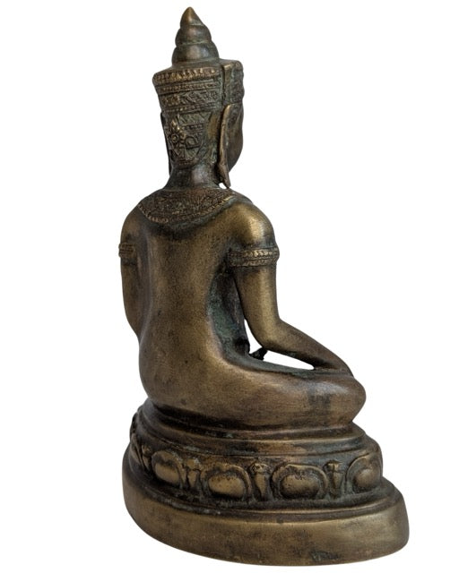Thaise zittende Boeddha in traditionele uitvoering