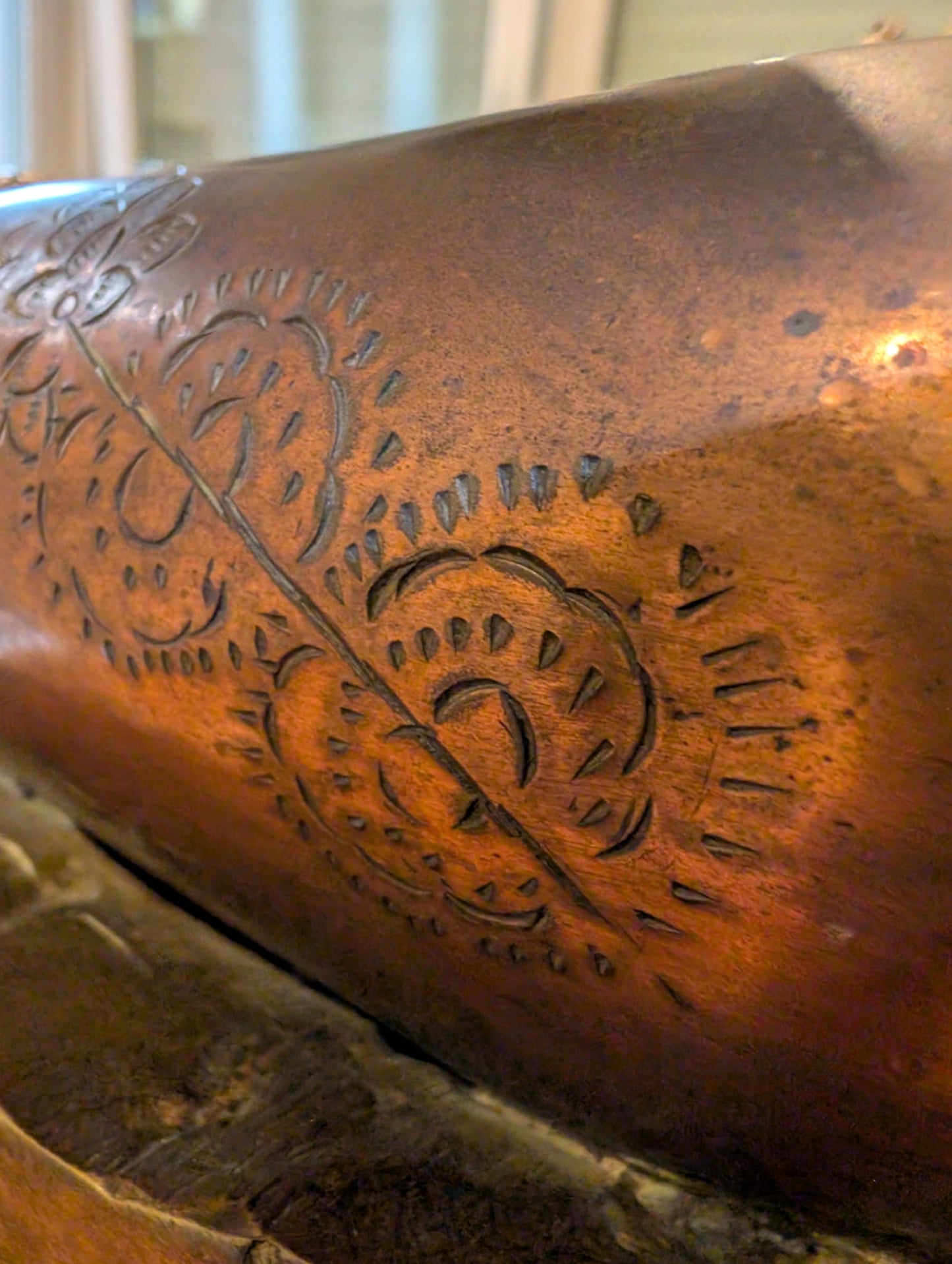 Tibetaans Tara-beeld in brons met ingekraste rituele consecratiemarkeringen