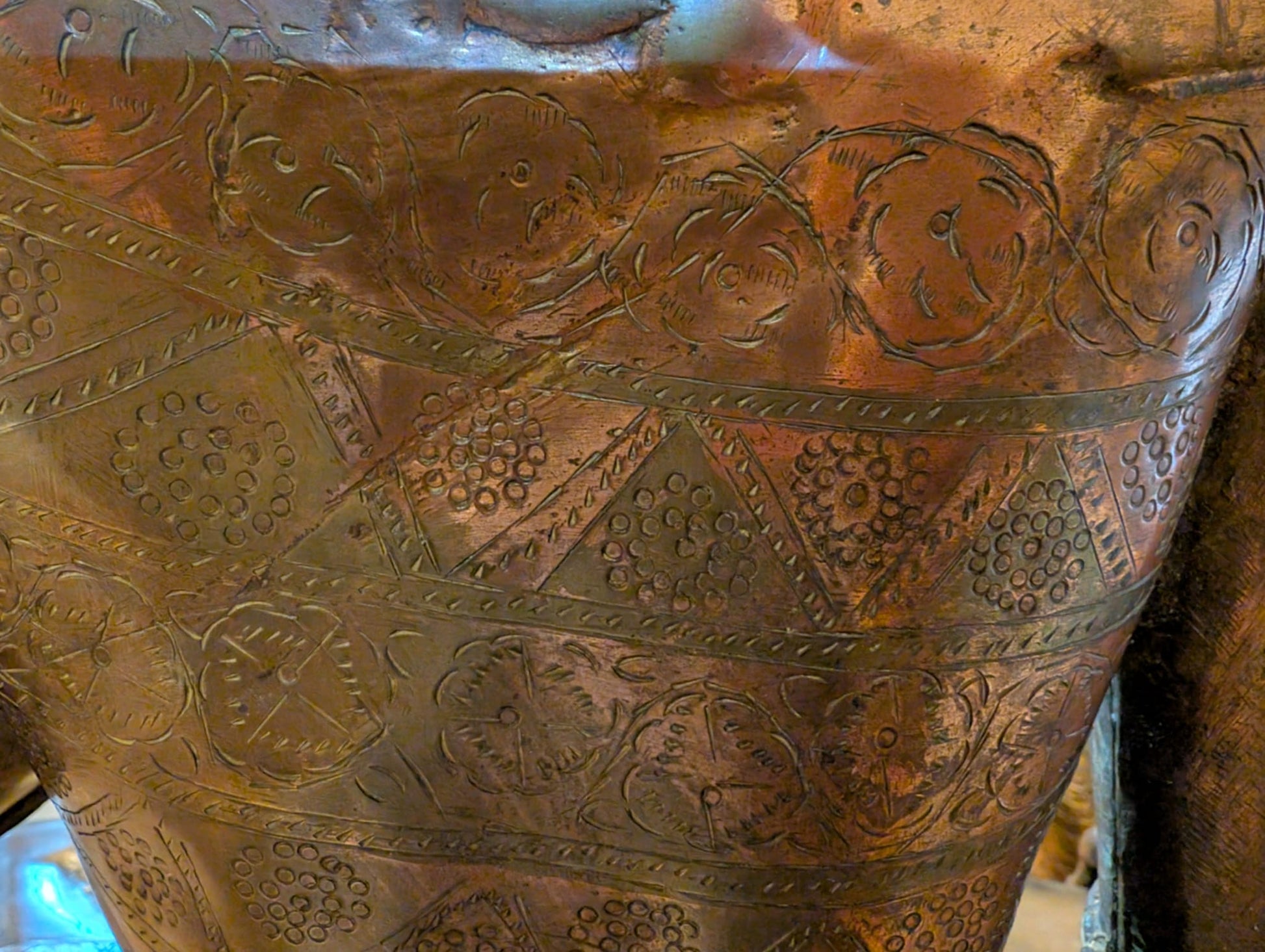 Vajrayana Tara-beeld in Tibetaans brons met ritueel gebruikte oppervlakte