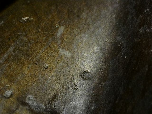 Microscopisch zicht op cuprite en koperchloriden onder vuurvergulding op bronzen Vishnu borstbeeld