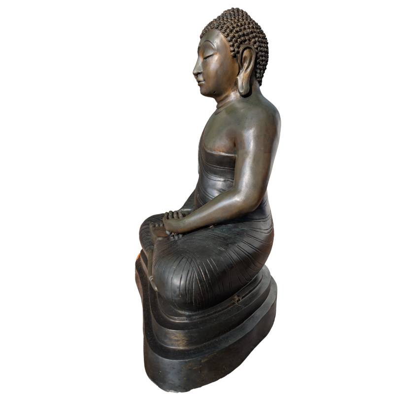 Vuurvergulde Boeddha in brons met tempelcontext