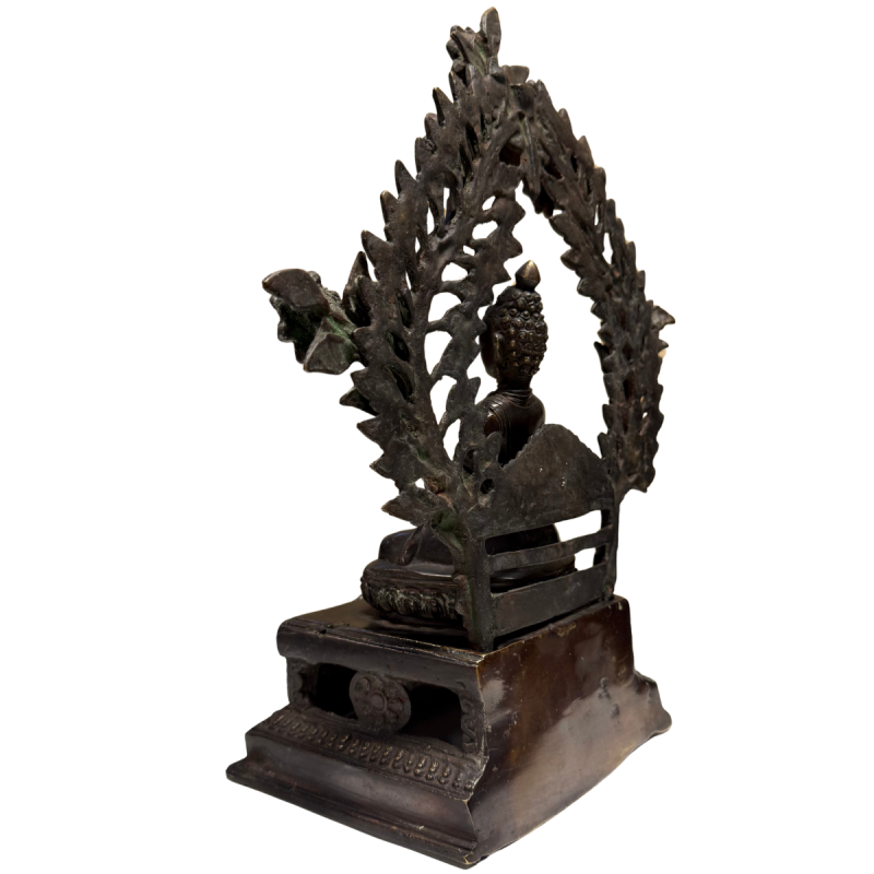 Antieke vuurvergulde boeddha uit de Himalaya op lotusbasis