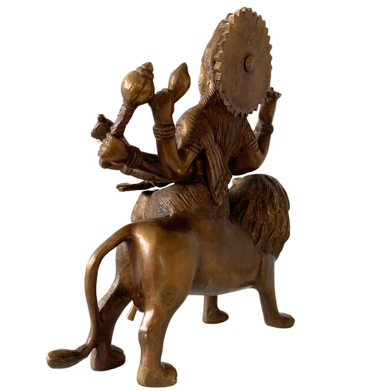 zijdeaanzicht van bronzen Durga op leeuw – oud Hindoe beeld